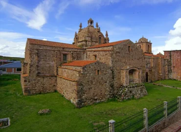 Igreja de Santiago Apóstol em Lampa, Peru. Uma construção colonial de pedra com cúpula central e torres, construída sobre fundações incas. Um monumento histórico no departamento de Puno, ideal para explorar a arquitetura barroca e a fusão das culturas andina e colonial. Um destino turístico cultural no sul do Peru.