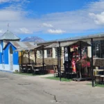 Restaurantes em Pampa de los Arrieros, Peru – estabelecimentos tradicionais com mesas ao ar livre e decoração andina, ideais para viajantes que visitam as terras altas e buscam a culinária tradicional do sul do país.