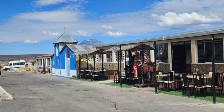 Restaurantes em Pampa de los Arrieros, Peru – estabelecimentos tradicionais com mesas ao ar livre e decoração andina, ideais para viajantes que visitam as terras altas e buscam a culinária tradicional do sul do país.