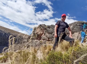 Viajantes percorrendo a Trilha da Cachoeira Pillones, Peru – uma rota de trekking nas terras altas dos Andes com vista para cânions e paisagens naturais no sul do país.