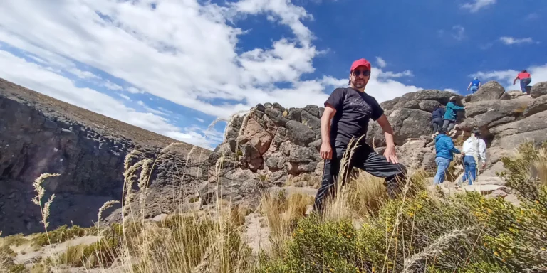 Viajantes percorrendo a Trilha da Cachoeira Pillones, Peru – uma rota de trekking nas terras altas dos Andes com vista para cânions e paisagens naturais no sul do país.