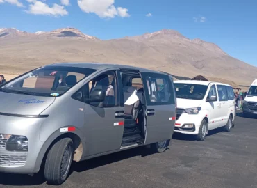 Vans de turismo em Pampa de los Arrieros, Peru – um grupo de viajantes prontos para explorar o planalto andino com vista para montanhas desérticas e paisagens naturais no sul do país.