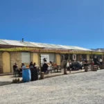 Restaurante em Pampa de los Arrieros, Arequipa – viajantes comendo ao ar livre em um restaurante típico do altiplano com vista para as montanhas e uma atmosfera andina