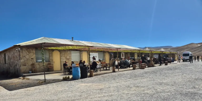 Restaurante em Pampa de los Arrieros, Arequipa – viajantes comendo ao ar livre em um restaurante típico do altiplano com vista para as montanhas e uma atmosfera andina
