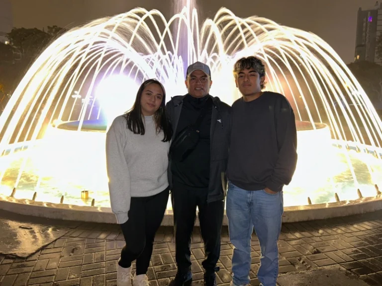 Circuito Mágico del Agua: Tour Nocturno con Traslado Privado