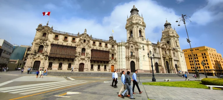 Descubra a Plaza Mayor de Lima – Coração do Centro Histórico | Seu Ponto Turístico em Lima