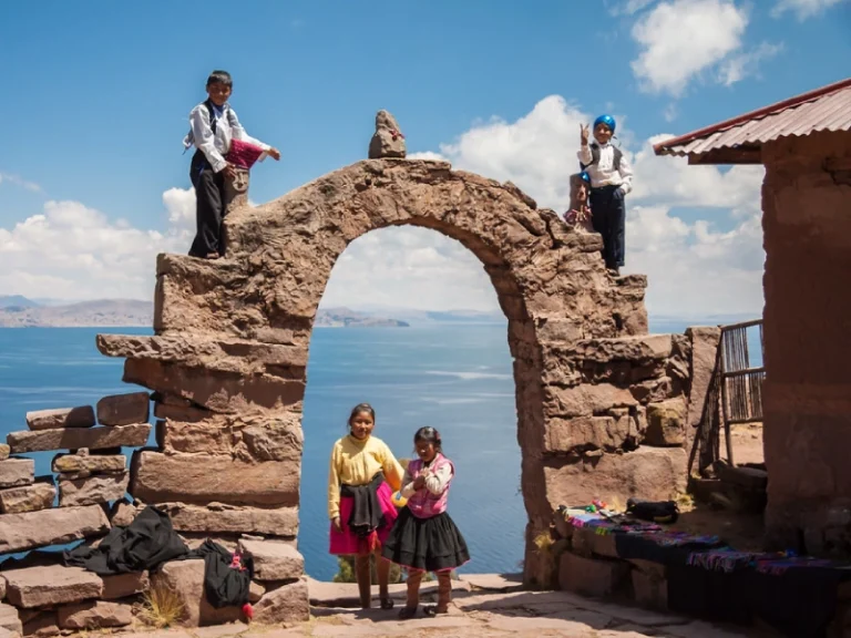 Descubra as Ilhas Taquile: Tesouro cultural do Lago Titicaca