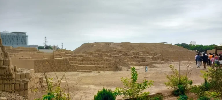 Visite Huaca Pucllana em Lima: Guia 2025 com Horários, Preços e Dicas