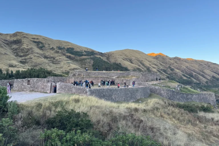 Puca Pucara: A Fortaleza Vermelha que Vigia a Estrada para Cusco