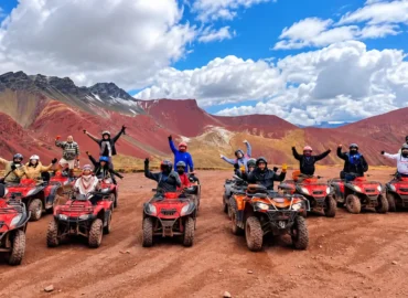 Grupo de turistas en cuatrimotos recorriendo el Valle Rojo rumbo a la Montaña de Colores en Cusco, Perú