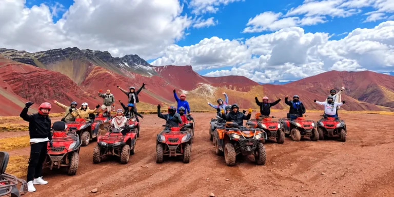 Grupo de turistas en cuatrimotos recorriendo el Valle Rojo rumbo a la Montaña de Colores en Cusco, Perú