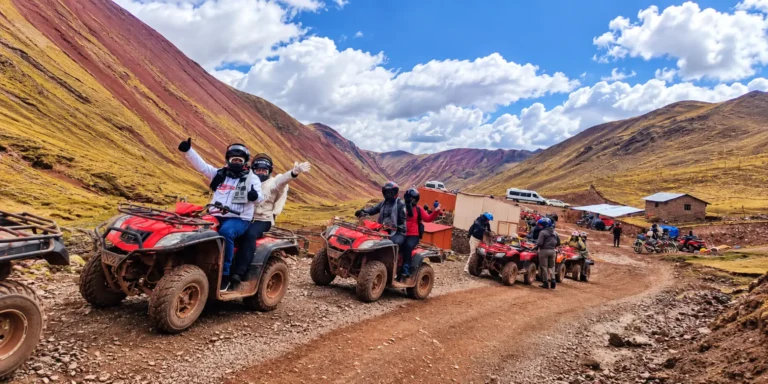 Turistas iniciando el tour en cuatrimotos hacia el Valle Rojo y la Montaña de Colores en Cusco, Perú