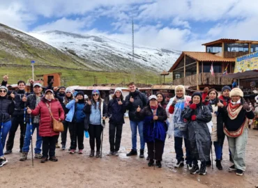 Grupo de turistas en el punto de inicio de la caminata hacia la Montaña de Colores en Cusco, Perú