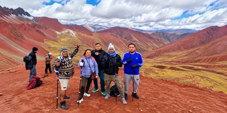 Grupo de turistas con bastones de trekking durante la caminata por el Valle Rojo cerca de la Montaña de Colores, Cusco, Perú