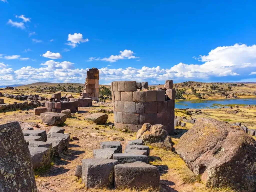 Restos arqueológicos de las chullpas de Sillustani con el lago Umayo al fondo, Puno, Perú
