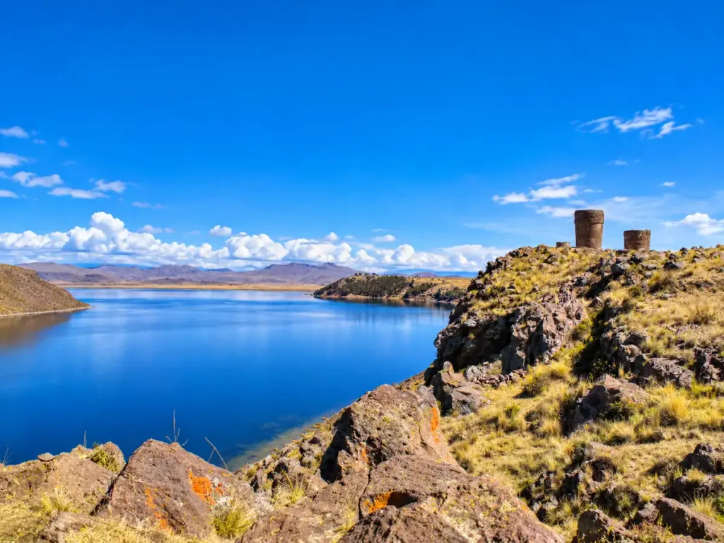 Vista panorámica del lago Umayo con las chullpas de Sillustani en la parte alta, Puno, Perú